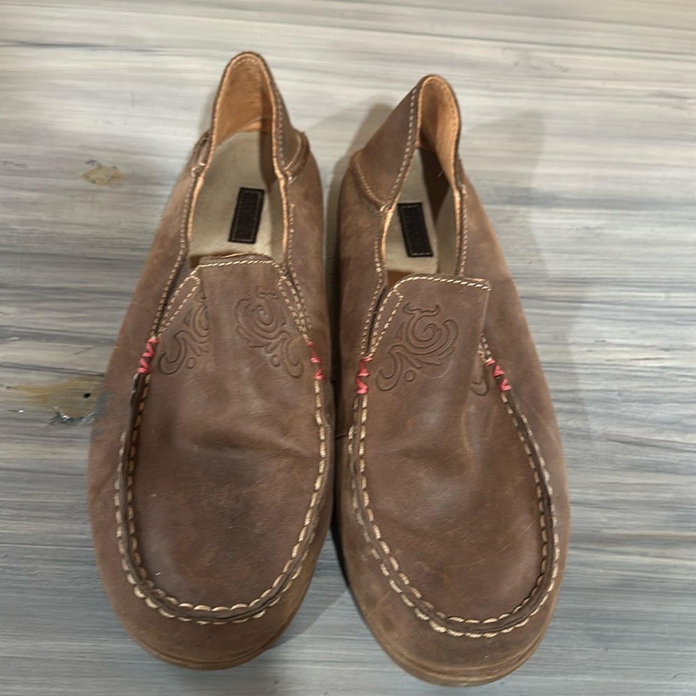 OluKai Women’s brown leather slip on with convertible heel. Size 8/38